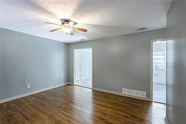 Building Photo - 4979 Paris Ave