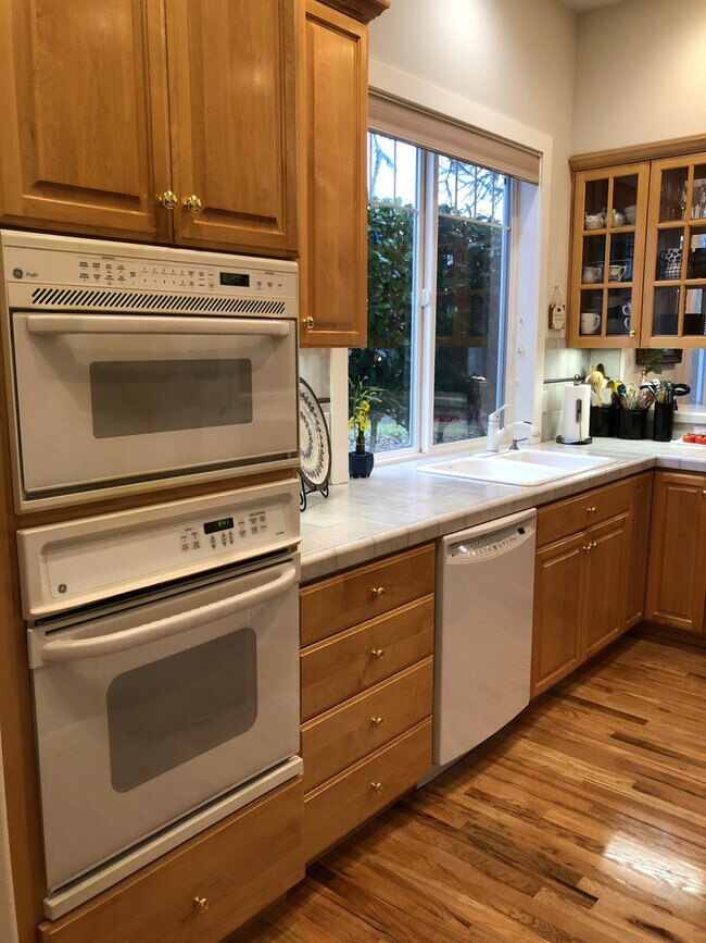 Building Photo - Beautiful 3 bedroom 2.5 Bath in North Corv...