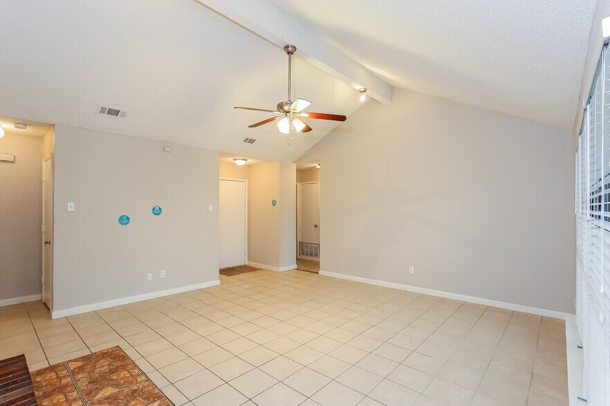 Building Photo - 1365 Roan Dr