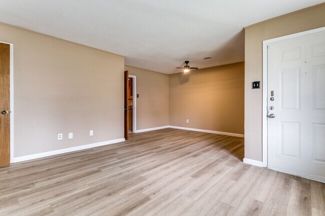 Building Photo - Renovated House in Irving • Great Location