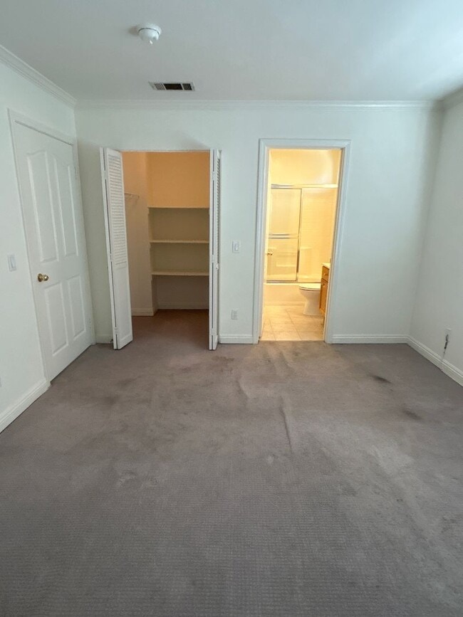 Building Photo - Cozy 2-bedroom Suites Condo in the most de...