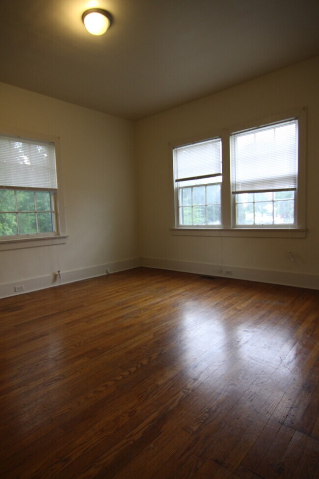 Building Photo - 2 Bedroom Home For Rent 1 Block From APSU!