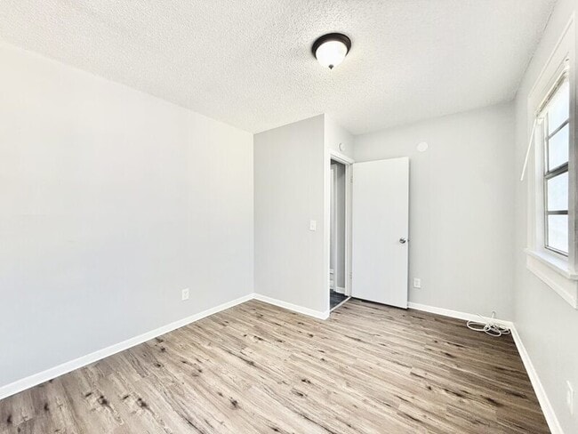 Building Photo - 725 14th Ave S