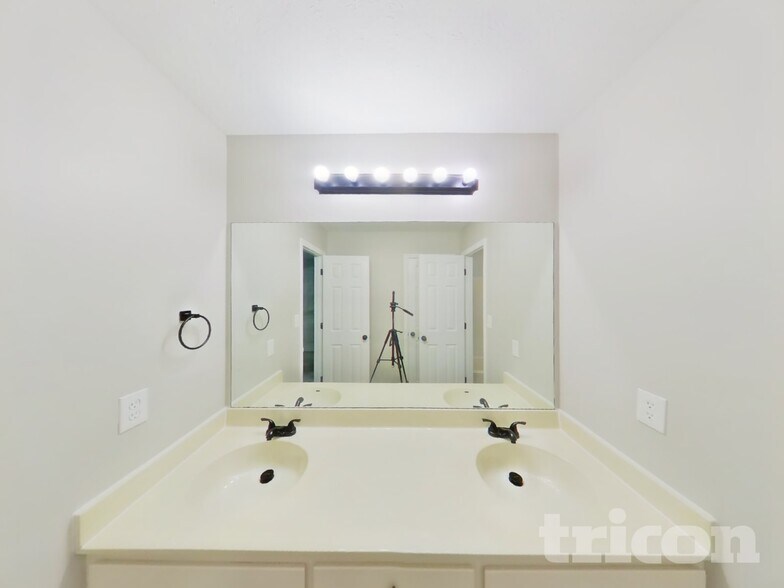 Building Photo - 2701 Riverbend Dr