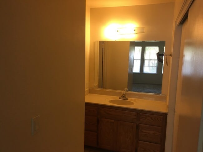 Building Photo - Beautifully Updated 2 Bed 2 Bath