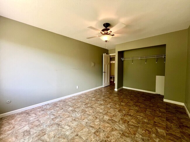 Building Photo - 1 Bedroom, 1 Bathroom Apartment In Desirable Location!