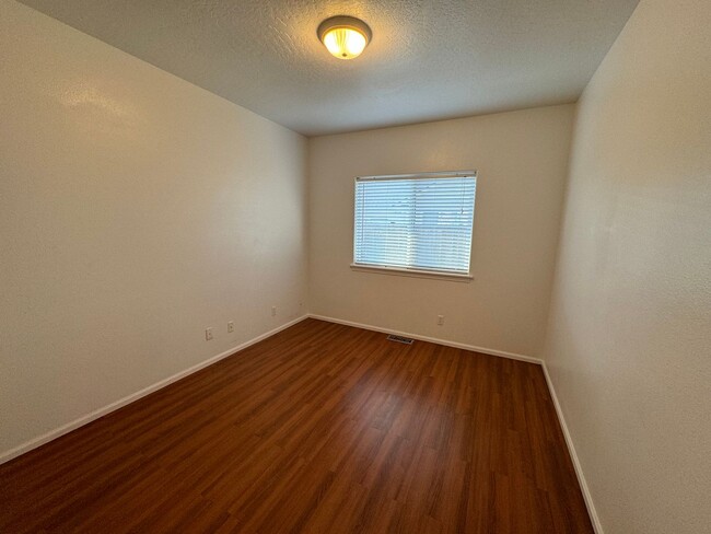 Building Photo - Beautiful 3 Bedroom In Eugene MOVE IN SPEC...