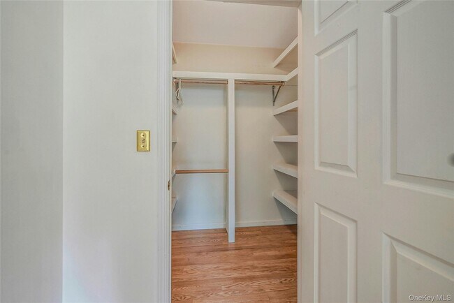 Building Photo - 2555 Youngs Ave