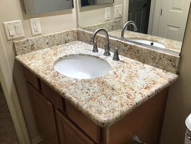 Building Photo - 5 Bdrm, 3 Full bath, clean nice home in Oro Valley-La Canada & Naranja