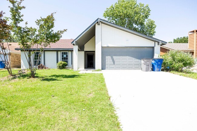 Building Photo - Beautifully remodeled single story home --3 bedrooms, 2 Full baths, and large Covered Patio with ...