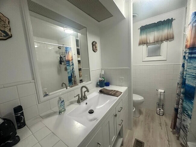 Building Photo - "Charming 2-Bed, 2-Bath Retreat in Nokomis!"