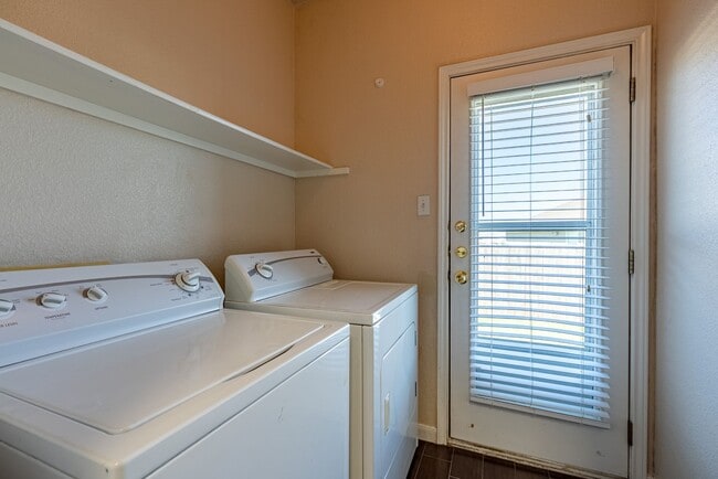 Building Photo - Beautiful 3 bedroom, 2 bathroom home in We...