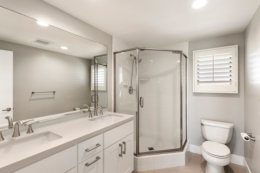 Building Photo - 1901 Altura Dr