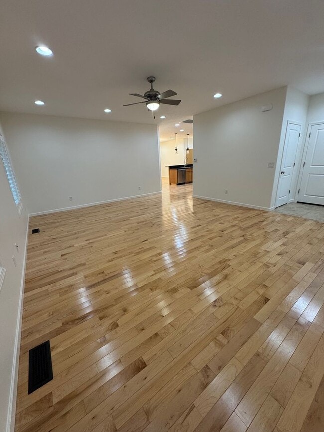 Building Photo - 3 Bedroom 2 Bath at Astoria