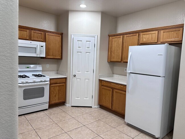 Building Photo - 2820 Dowitcher Ave