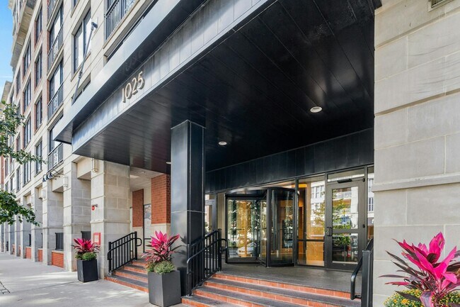 Building Photo - 1025 Maxwell Ln