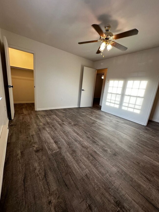 Building Photo - Adorable 3 Bedroom Townhouse- Lots of Stor...