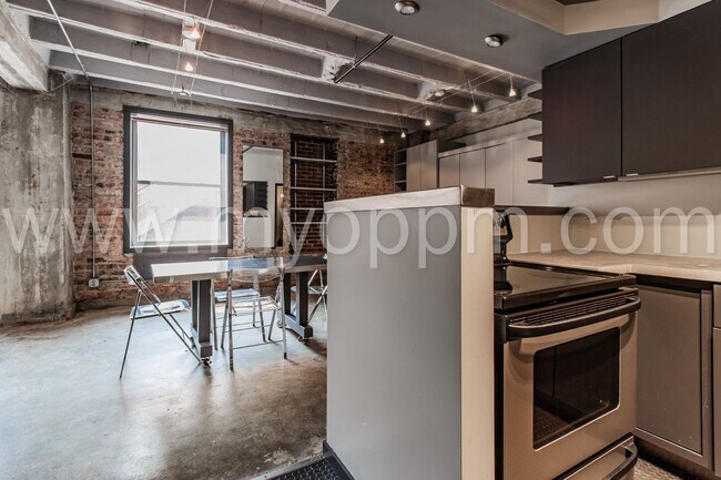 Building Photo - The Regis