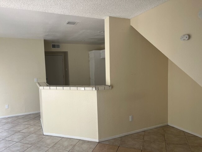 Building Photo - 2BD/ 3BTH TOWNHOUSE EAST PALMDALE