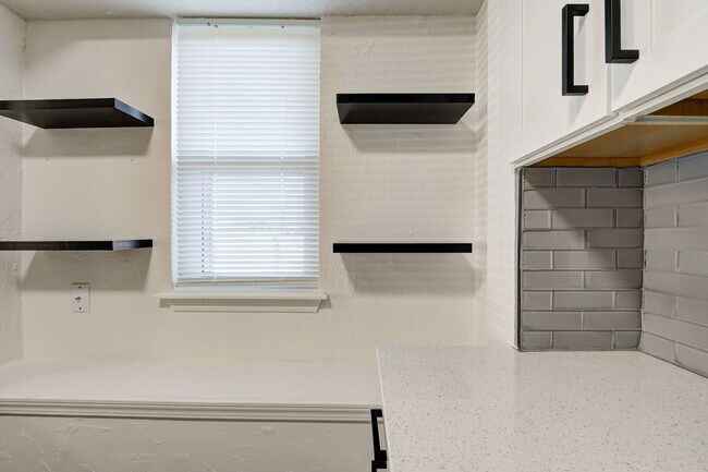 Building Photo - 727 Vicksburg Ave