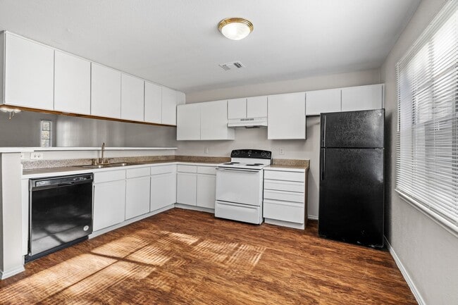 Building Photo - River Crossing ATX - Townhome - 2bd/2.5ba - W/D - Close to Downtown - $1395