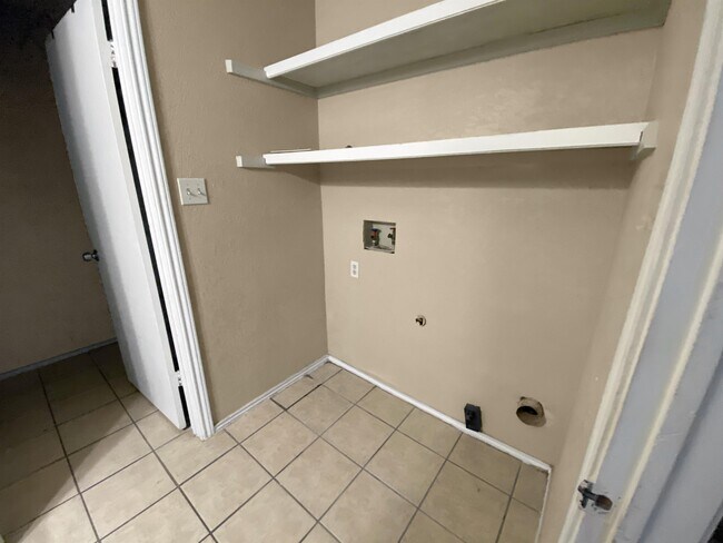 Building Photo - 105 E Wolfcamp Dr