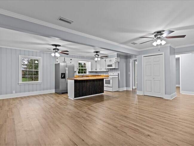 Building Photo - 302 Cedar Dr