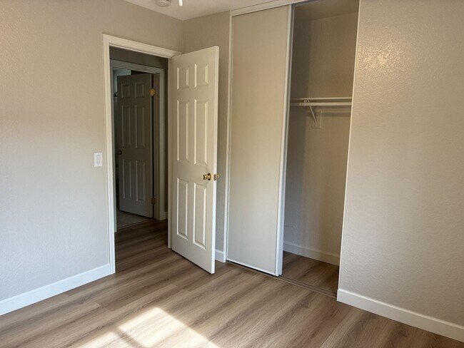 Building Photo - 3 Bedrooms with big backyard-CALL FOR OUR MOVE IN SPECIAL