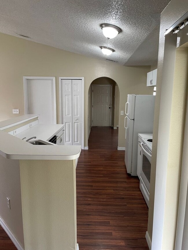 Building Photo - Prime Deltona Neighborhood