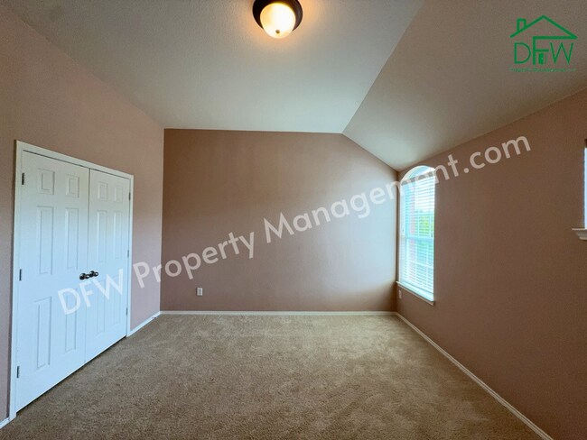 Building Photo - Elegant and Spacious 5-Bedroom Home for Lease in Fort Worth