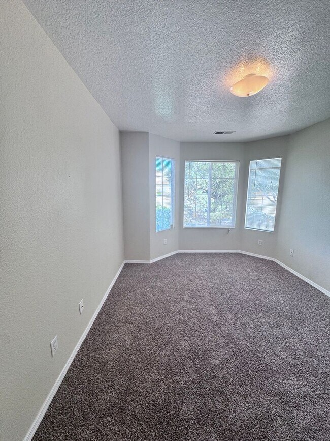 Building Photo - MOVE IN SPECIAL!! HALF OFF-SECURITY DEPOSIT! 3 bed 2 bath home in Los Lunas