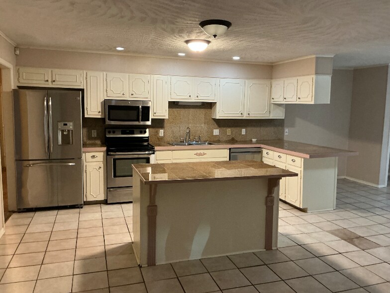 Building Photo - 402 Oakhill Cir