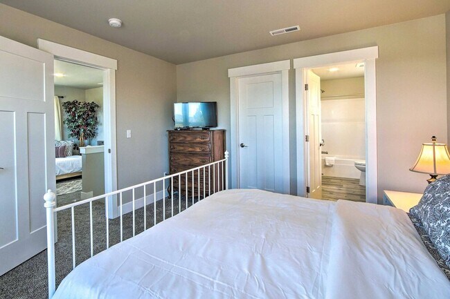 Building Photo - 3 Bedroom 2.5 Bathroom House In Cle Elum With Great Amenities and Sweeping Views