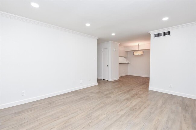 Building Photo - 700 Thicket Ln