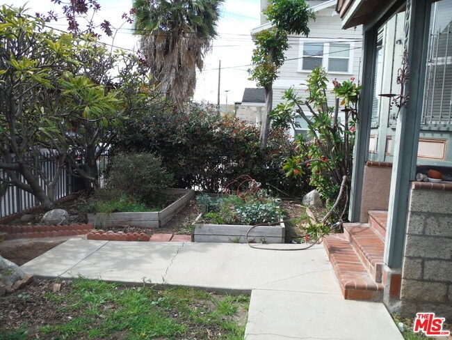 Building Photo - 1805 W 12th Pl