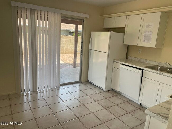 Building Photo - 1532 E El Parque Dr