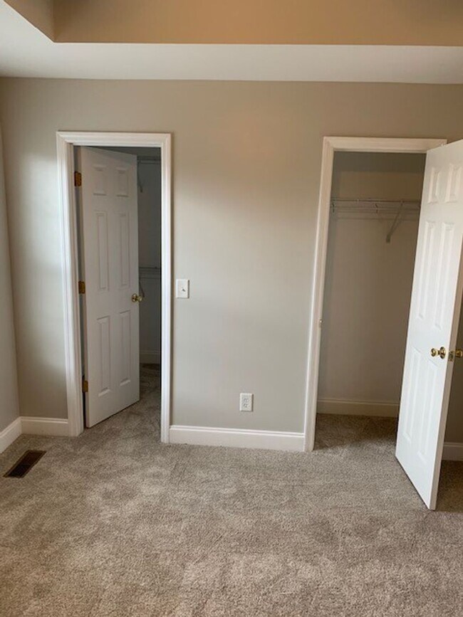 Building Photo - SPACIOUS TOWNHOME IN THE CITY