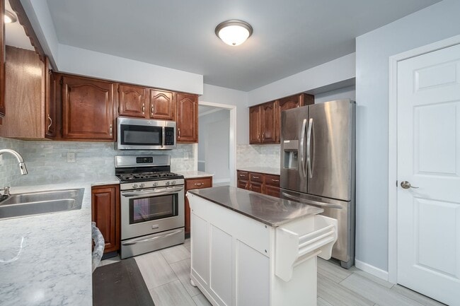 Building Photo - 4 Bedroom Home in Richland