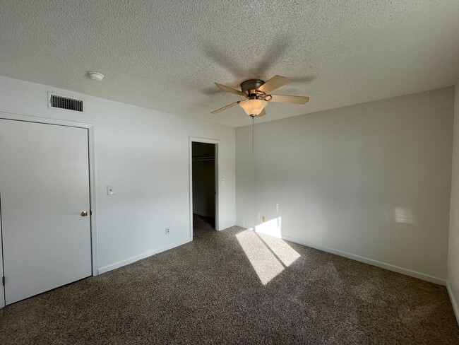 Building Photo - Cozy 2-Bedroom Top Floor Condo at Belmar P...