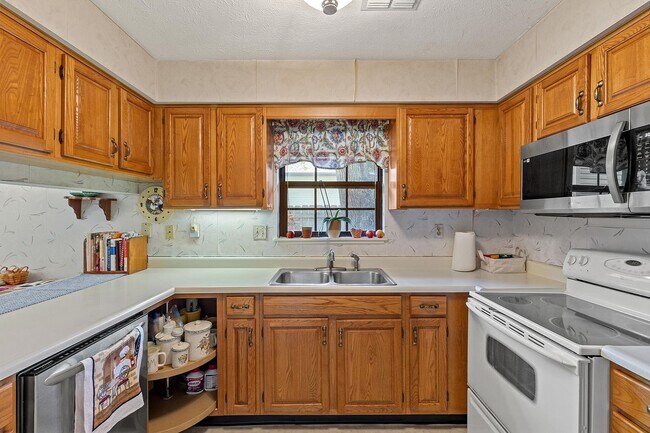 Building Photo - 3441 Laredo Dr