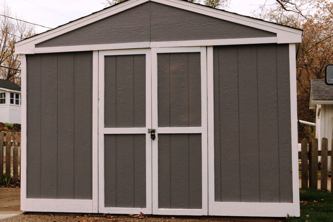 Building Photo - 121 N Shore Dr