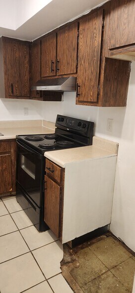 Kitchen - 1552 University Ln