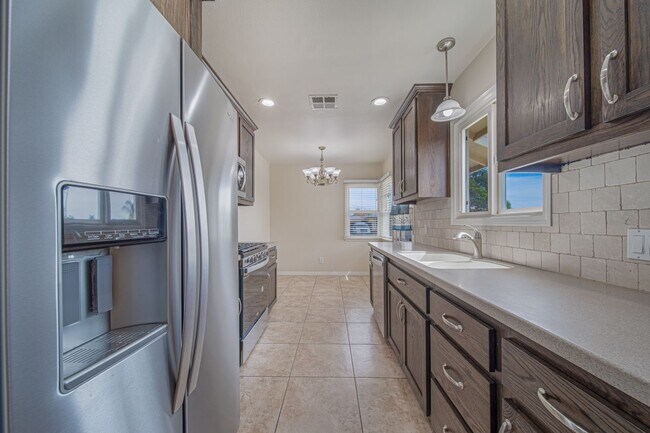 Building Photo - 549 N La Sena Ave