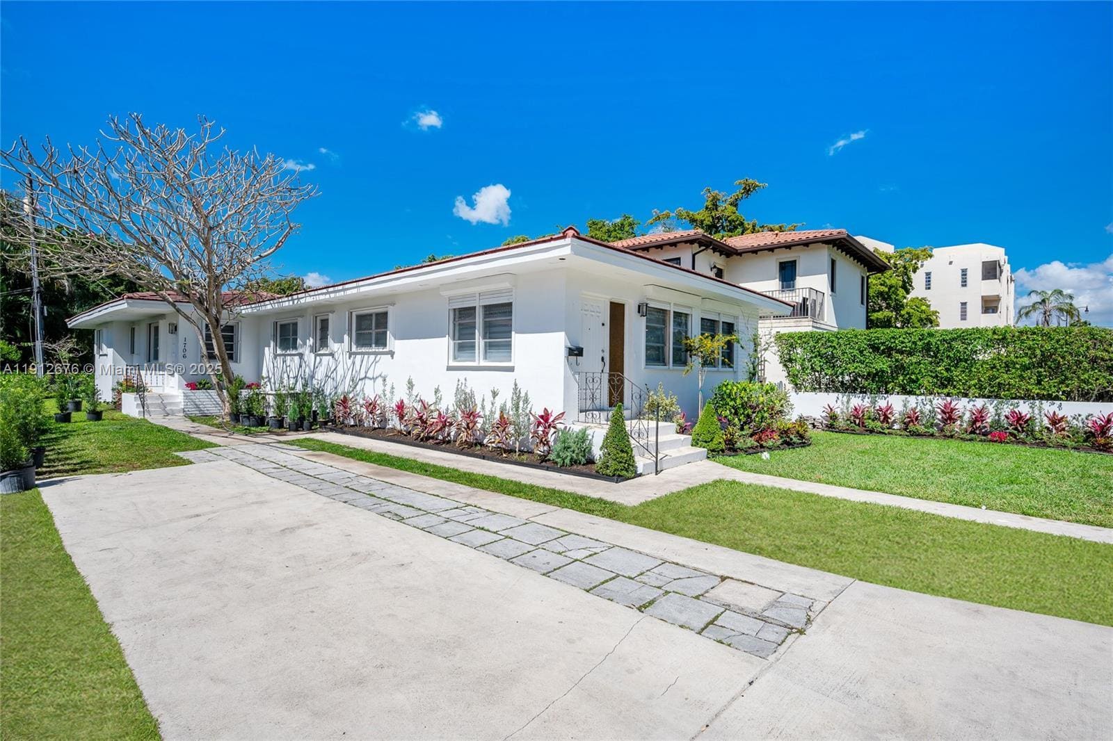 Building Photo - 1706 S Le Jeune Rd