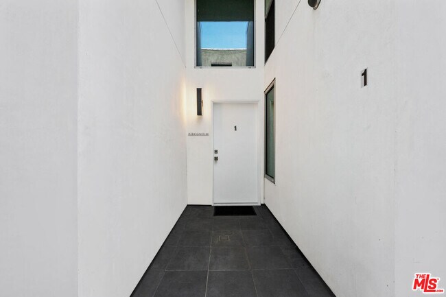 Building Photo - 621 Kings Rd