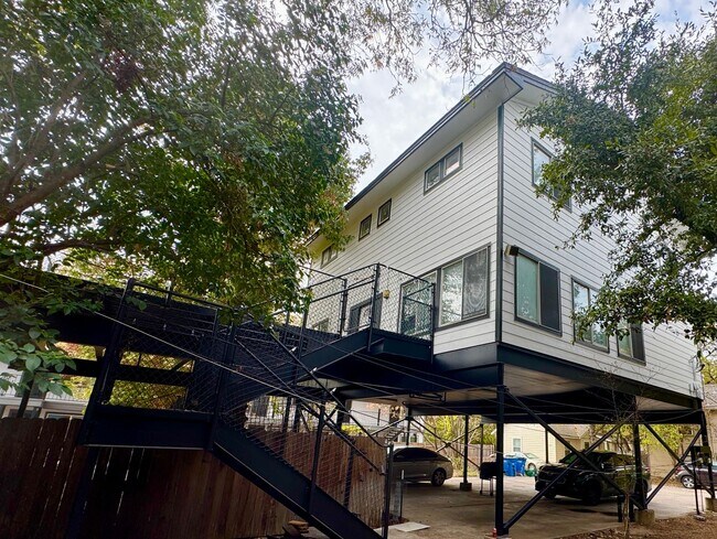 Building Photo - Remodeled 6 Bedroom in North Campus off Sp...
