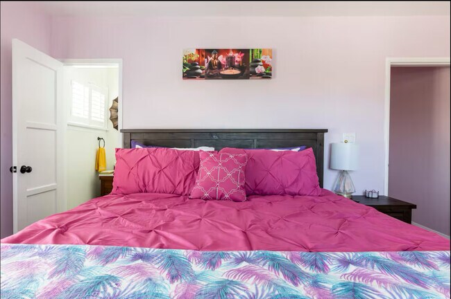 Building Photo - 6016 S Fairfax Ave