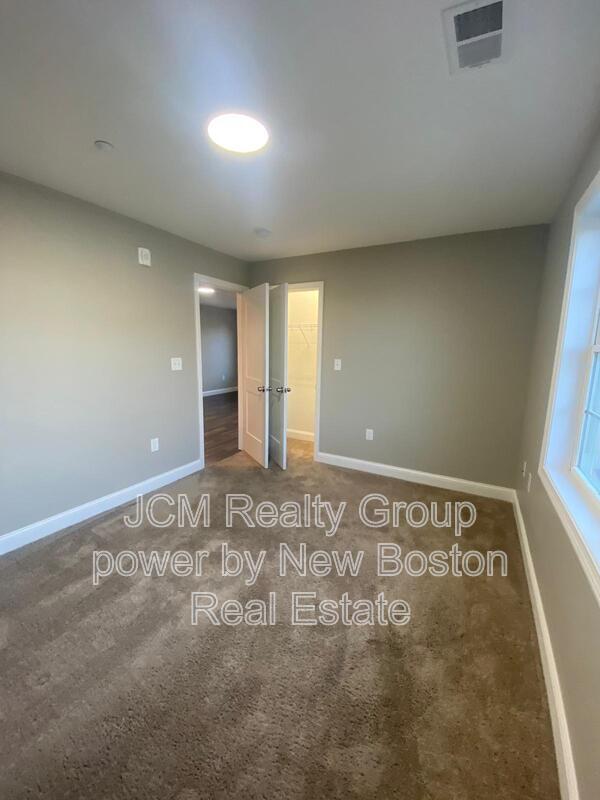 Building Photo - 67 Shepard St