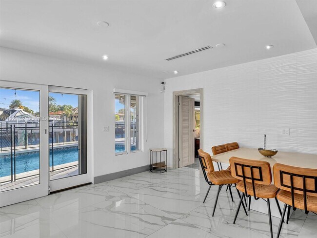 Building Photo - 440 SE 8th Ave