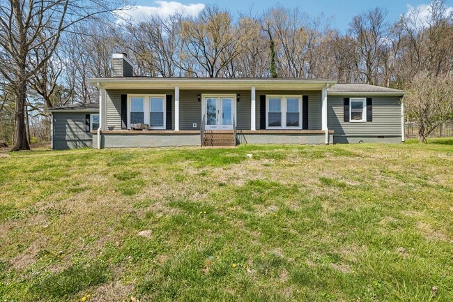 Building Photo - Experience the perfect blend of privacy and open space in this beautifully maintained 3-bedroom, ...